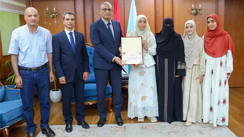 محافظ كفرالشيخ يكرم أوائل الثانوية العامة تقديرًا لتفوقهم وتشجيعًا لهم 