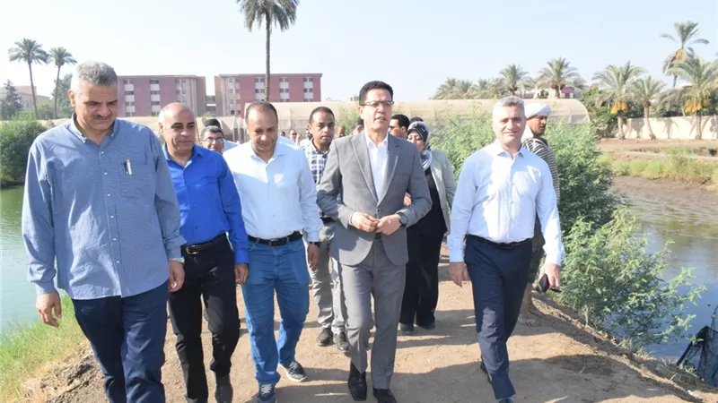 رئيس جامعة بنها يتفقد مزارع الزراعة بمشتهر و يؤكد دعم الإنتاج