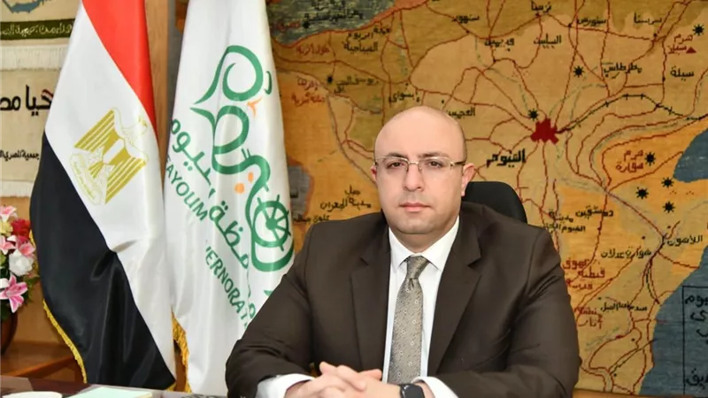 بسبب مخالفات التصالح.. محافظ الفيوم يوقف مسؤولين ويحيلهما للنيابة