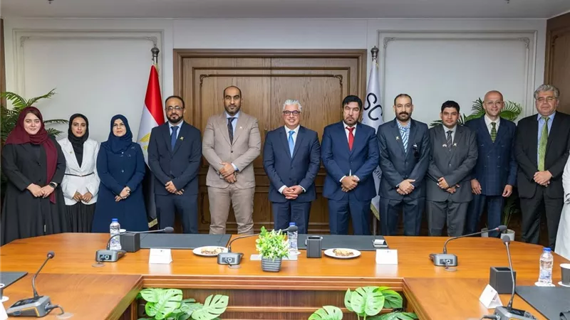 رئيس المنطقة الاقتصادية يستقبل وفدًا عُمانيًا لبحث فرص التعاون والاستثمار 