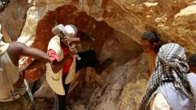 شرطة جنوب أفريقيا: مقتل 14 عاملًا وإصابة العشرات في منجم قرب روستنبرج
