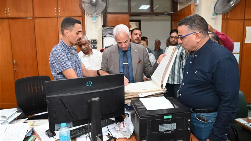 جولة مفاجئة لرئيس جامعة أسيوط لمتابعة سير العمل وتعزيز التحول الرقمي