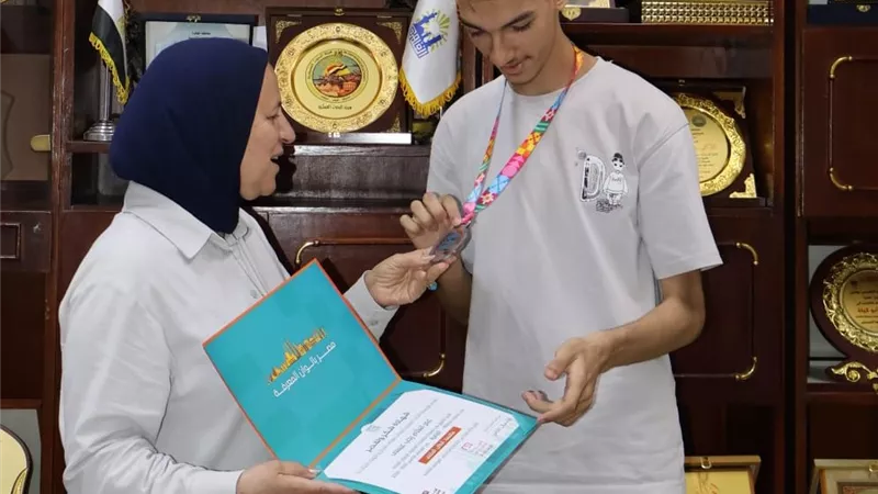 تعليم القاهرة تستقبل أحد أوائل الثانوية العامة للمكفوفين وتحتفل بابتكاراته