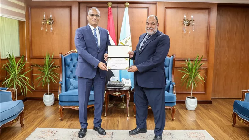 محافظ كفرالشيخ يكرم مدير عام الشئون القانونية تقديرًا لجهوده المتميزة في ا