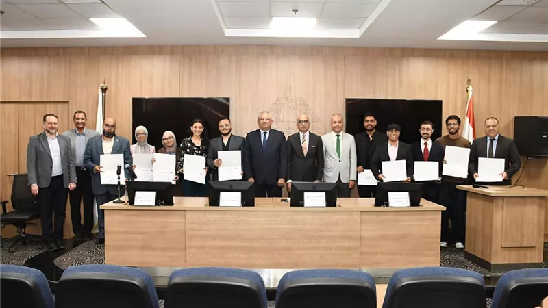 رئيس جامعة عين شمس يكرّم طلاب الهندسة والحاسبات والمعلومات الفائزين بجوائز