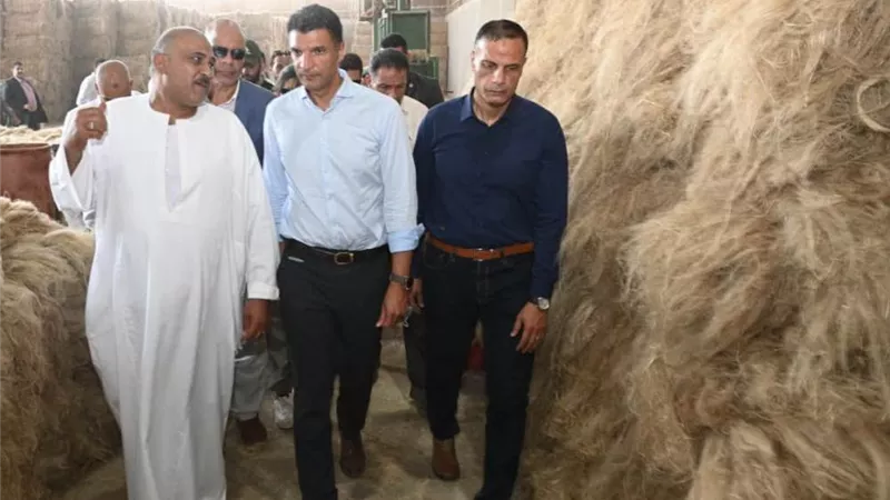 وزير الصناعة يختتم زيارته للغربية بتفقد مصنعين لغزل الكتان ومشتقاته
