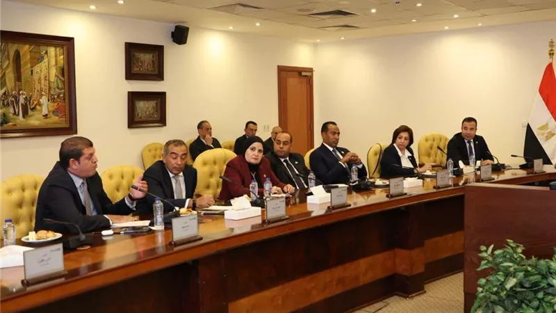  وزير الاتصالات يلتقي لجنة الاتصالات بالنواب لبحث ضبط منظومة خطوط المحمول 