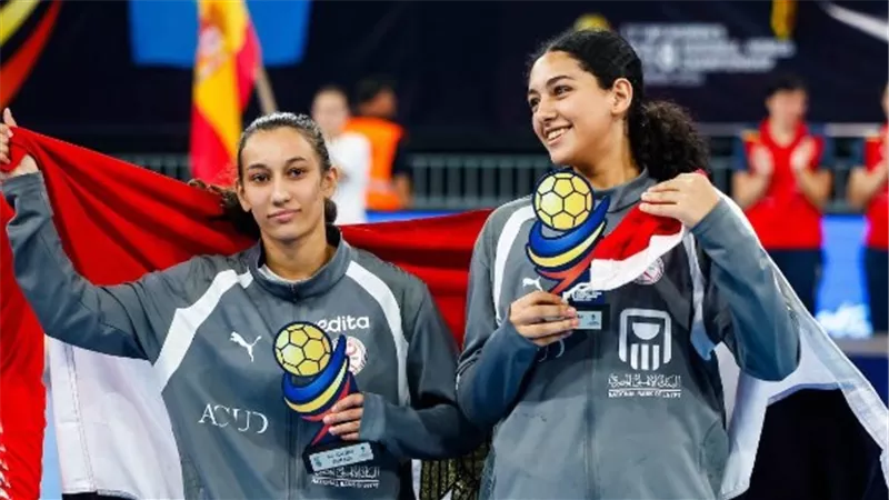 وزير الرياضة يهنئ ملك وزينة بعد اختيارهما الأفضل بمونديال ناشئات اليد