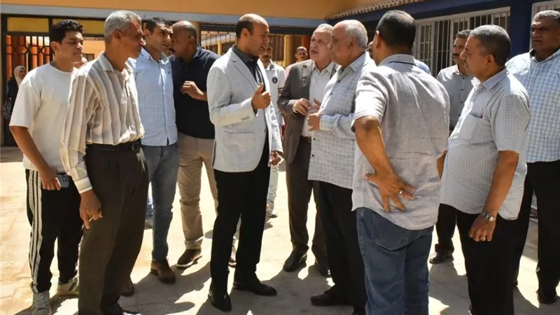 محافظ أسيوط يتفقد مدارس 