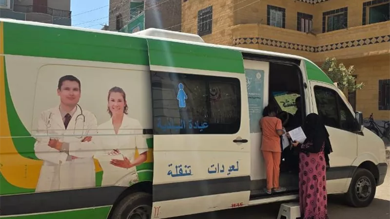 الكشف على 800 مواطن وصرف العلاج بالمجان بقرية بني قرة بأسيوط
