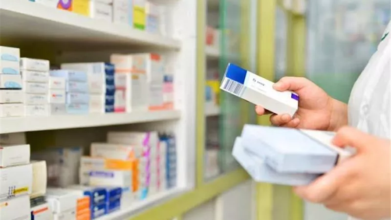 الحكومة: أدوية التأمين الصحي متوافرة بشكل طبيعي مع انتظام صرفها للمنتفعين