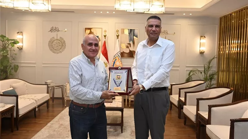 محافظ جنوب سيناء يكرم رئيس جهاز تعمير سيناء تقديرًا لجهوده التنموية
