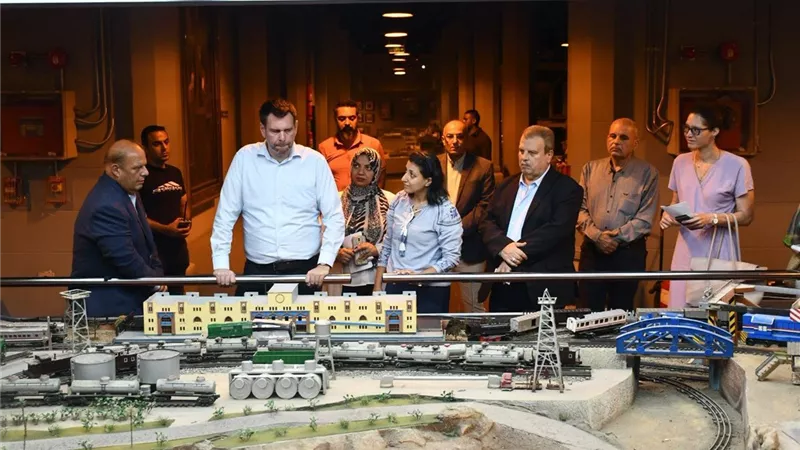 وزير النقل والاستثمار المجري يزور متحف السكك الحديدية