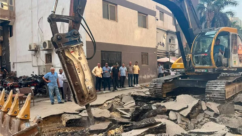 محافظ الجيزة يتابع بدء أعمال رصف وتطوير شارع كفر طهرمس 
