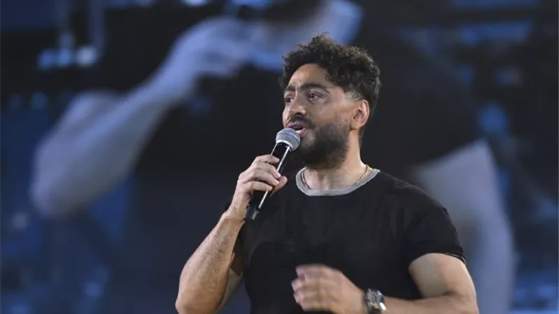 تامر حسني يعود للغناء بعد وفاة والده بحفل جماهيري في رأس الحكمة