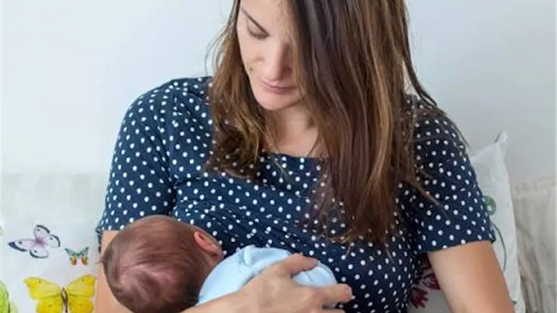 الصحة توضح أهمية لبن السرسوب للطفل وتحذر من المياه والأعشاب