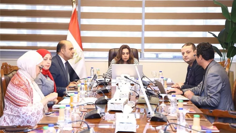 منال عوض تتابع تطبيق نظام المسؤولية الممتدة للمنتج وإدارة المخلفات