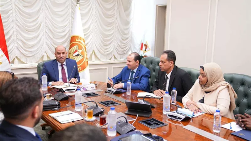 وزير العمل يتابع استعدادات إطلاق نظام رقمي موحد لإدارة تصاريح عمل الأجانب