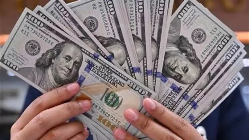 الدولار يتراجع 4 قروش أمام الجنيه.. ومتوسط البيع يسجل 50.87 جنيه