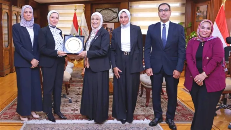 رئيسة النيابة الإدارية تستقبل عميدة كلية القانون بالجامعة الصينية للتهنئة 