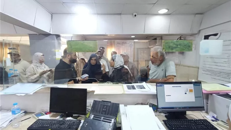رئيس مدينة بيلا تتابع سير العمل بالمركز التكنولوجي.. وتستمع لمطالب المواطن
