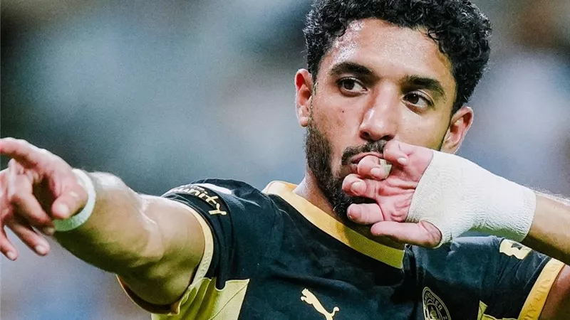 عمر مرموش على دكة مانشستر سيتي أمام أرسنال في الدرع الخيرية
