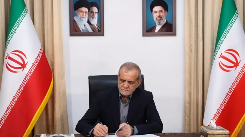 الرئيس الإيراني: لدينا مشاكل كثيرة في البلاد ونرحب بمن يستطيع حلها