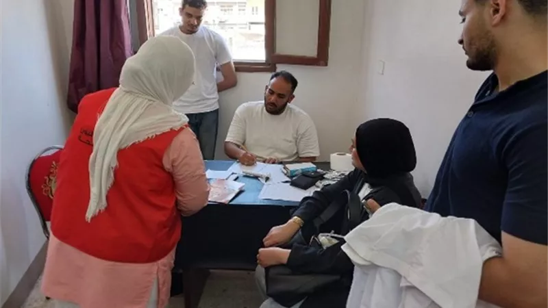 854 مستفيدًا و71 حالة محولة للمستشفيات|حصاد قافلة قصر العيني الطبية بمنوف