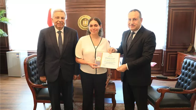 وزير التعليم العالي يكرم طالبة طب شاركت في إسعاف مصابي «أرابيلا بلازا»