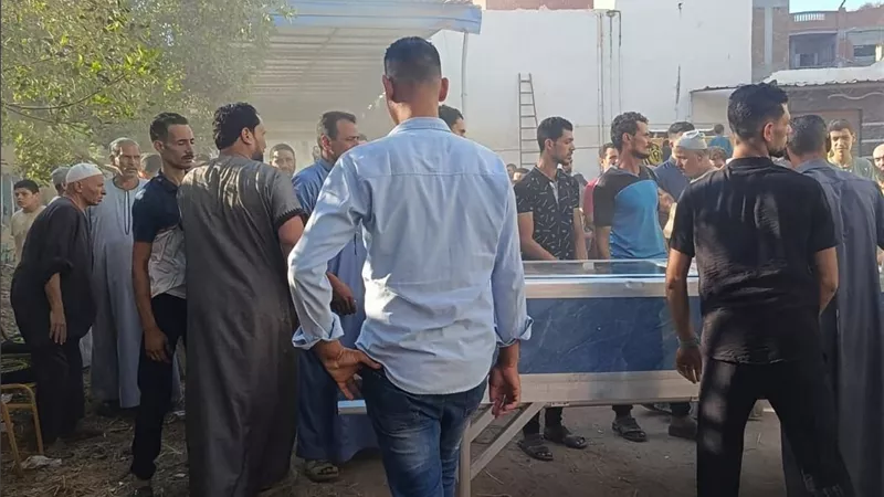أنهى حياتها في الشارع.. تشييع جثمان سيدة إثر اعتداء طليقها في كفرالشيخ