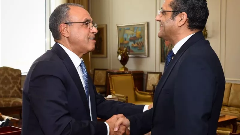 وزير الخارجية يستقبل نقيب الصحفيين ويشيد بالدور الوطني للصحافة المصرية