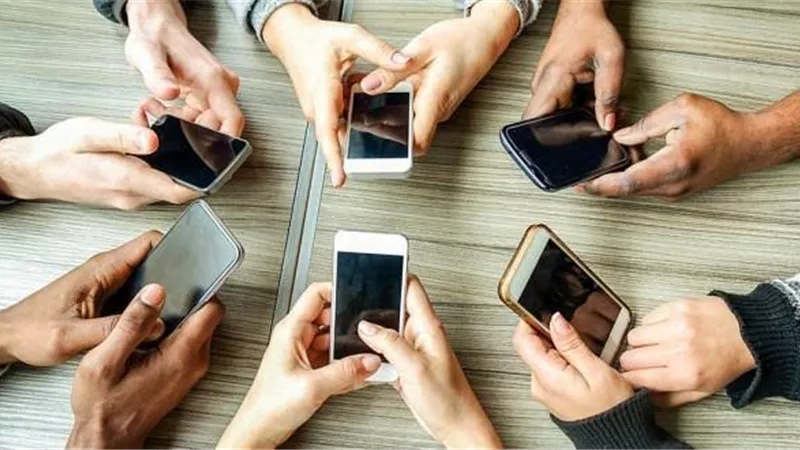 طبيبة تحذر: ساعتان يوميا للشاشات وتجنب الموبايل أثناء الجلوس مع الأسرة