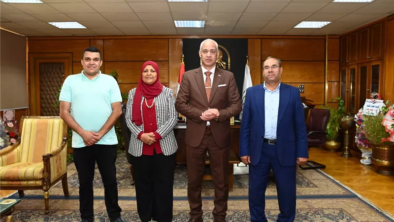 رئيس جامعة أسيوط يناقش آليات تطوير العمل بمستشفى كلية طب الأسنان