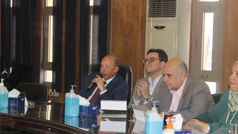 حسام صلاح يهنئ أعضاء لجنة «الصحة» لتنظيم التعامل مع الخلايا الجذعية