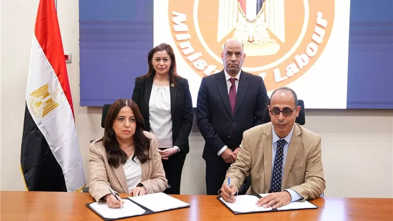 وزير العمل يسلم عقودًا جديدة لذوي الهمم في 3 شركات