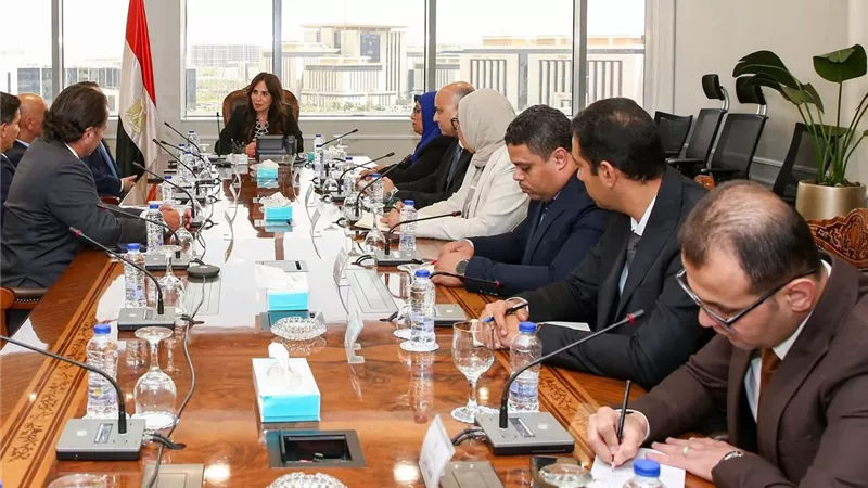 وزيرة الإسكان تبحث إدارة حي المال والأعمال بالعاصمة الجديدة