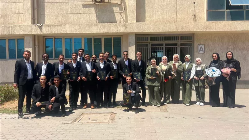 32 طالبًا يبتكرون نظامًا آليًا لتنظيف الألواح الشمسية بجامعة العاصمة 