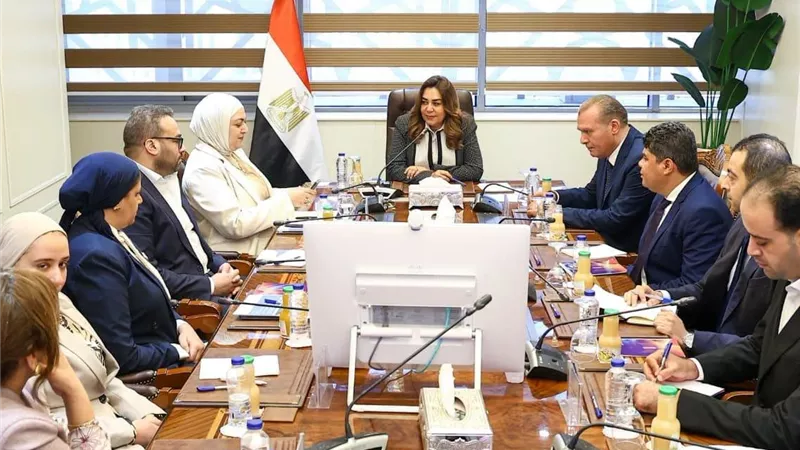 منال عوض تبحث خطط مواجهة التغيرات المناخية في قنا وكفر الشيخ