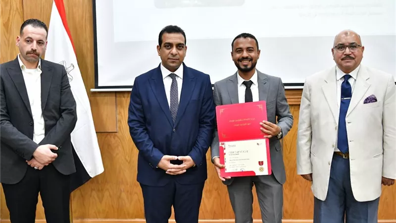 نائب محافظ قنا يشهد تسليم شهادات تخرج برنامج الطاقة المتجددة