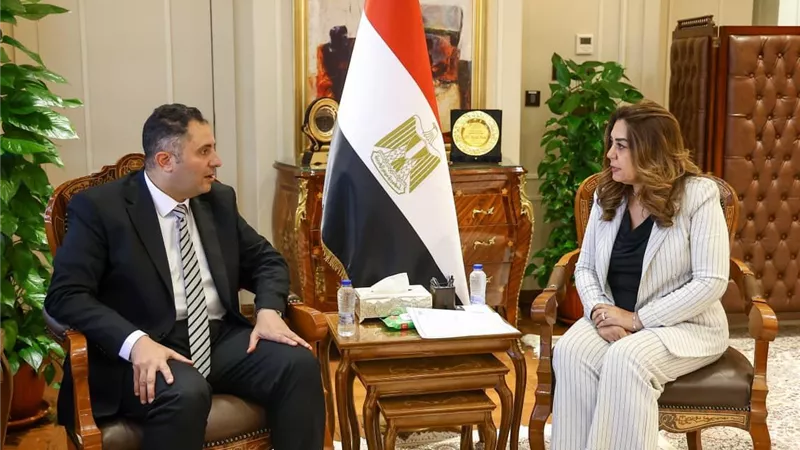 وزيرة التنمية المحلية والبيئة تتابع مع محافظ دمياط مشروعات الخطة الاستثمار