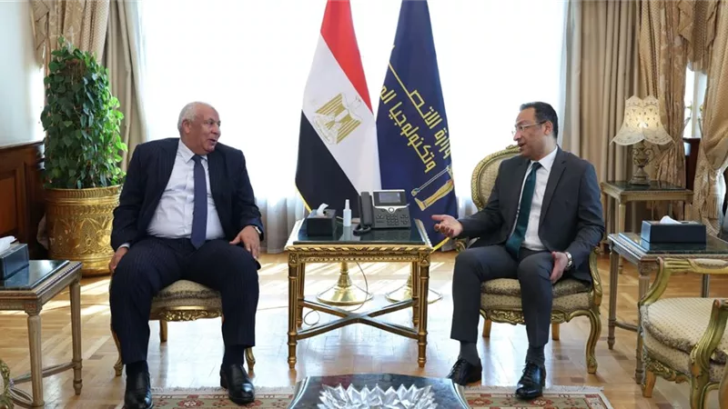 وزير الاتصالات يبحث الموقف التنفيذي لمشروعات تكنولوجيا المعلومات بمطروح