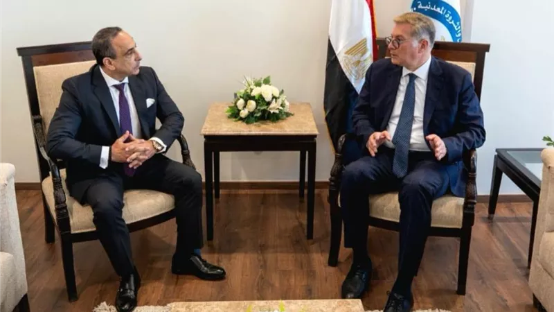 «البترول» تبحث مع «هاليبرتون» زيادة الإنتاج باستخدام الحفر الأفقي والتكسير
