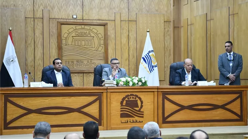 محافظ قنا يستجيب لشكاوى المواطنين في اللقاء المفتوح ويفحص 205 طلب  