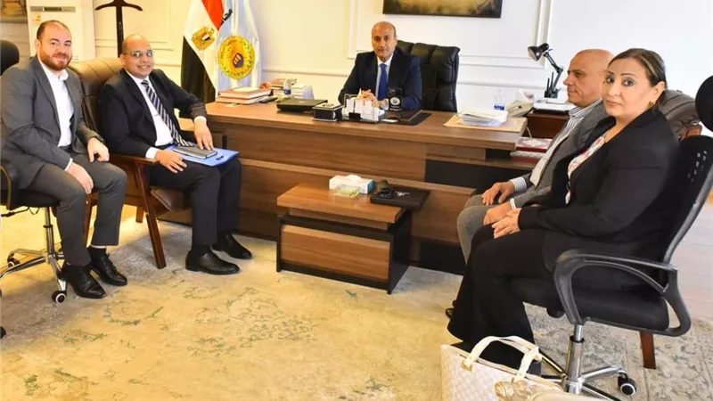 محافظ أسيوط يلتقي وفد 