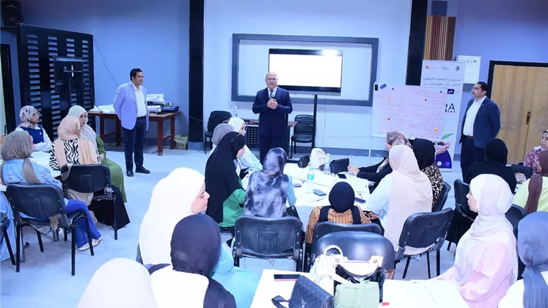 رئيس جامعة سوهاج يكرم 100 فتاة ضمن برنامج «فتيات الأرض»