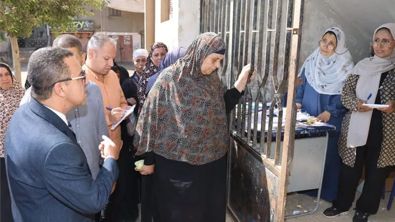 محدش يقف في الشمس.. محافظ المنوفية يتدخل لإنهاء التكدس أمام وحدة اجتماعية