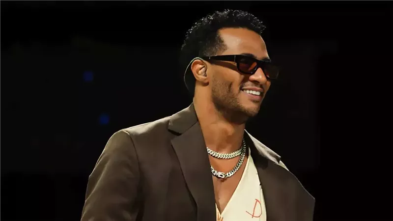من الهليكوبتر إلى سيارة تسلا.. محمد رمضان يشعل حفله في رأس البر