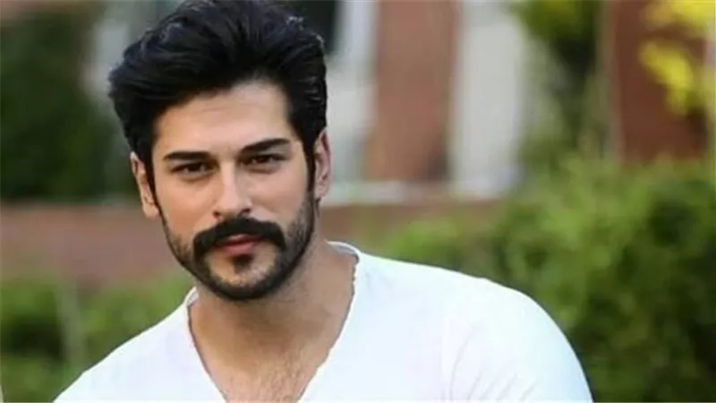 أول ظهور لبوراك أوزجيفيت وسيبال تاشجي أوغلو من كواليس «مكان شروق الشمس»