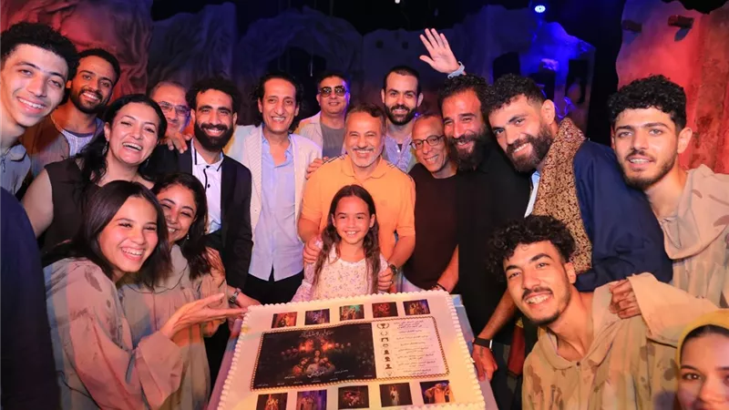 أبطال “متولي وشفيقة” يحتفلون على خشبة الطليعة بجائزة أفضل عرض بالقومي للمسرح