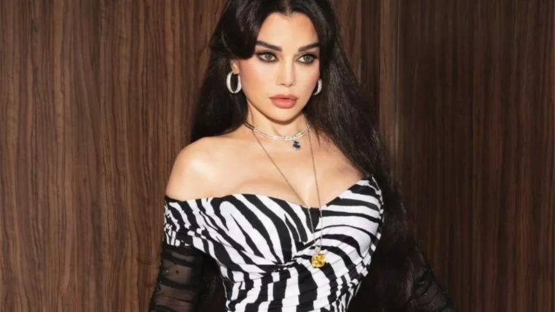 معجب سعودي يفاجئ هيفاء وهبي بساعة مرصعة بالألماس في حفل جدة